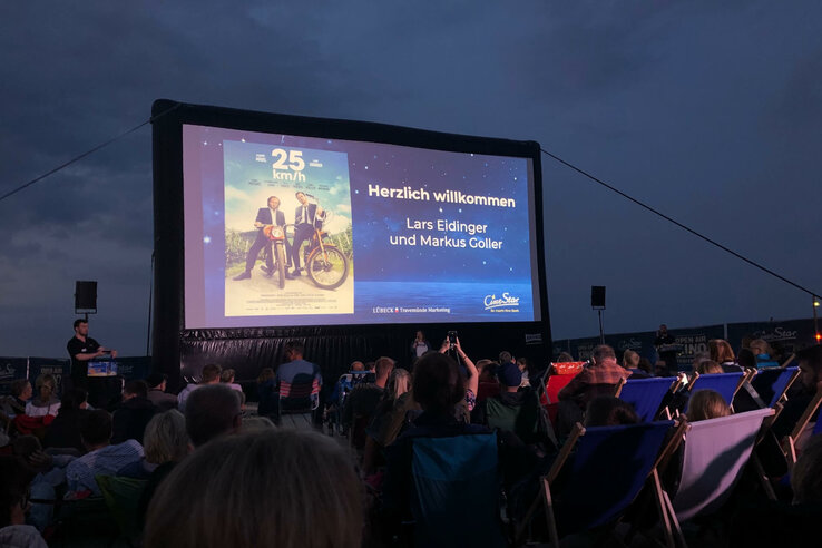 Open-Air-Kinoabend am ATLANTIC Grand Hotel Travemünde mit Filmvorführung auf großer Leinwand und Publikum in Liegestühlen.