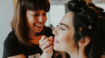 Getting Ready in der Grand Suite des ATLANTIC Grand Hotel Bremen Visagistin schminkt lachende Frau im ATLANTIC Grand Hotel Bremen.