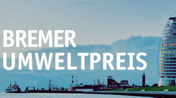 ATLANTIC Hotel SAIL City Bremerhaven – Finalist beim Bremer Umweltpreis 2017 Panorama von Bremerhaven mit ATLANTIC Hotel Sail City und Weserdeich bei Dämmerung, Logo des Bremer Umweltpreises eingeblendet.