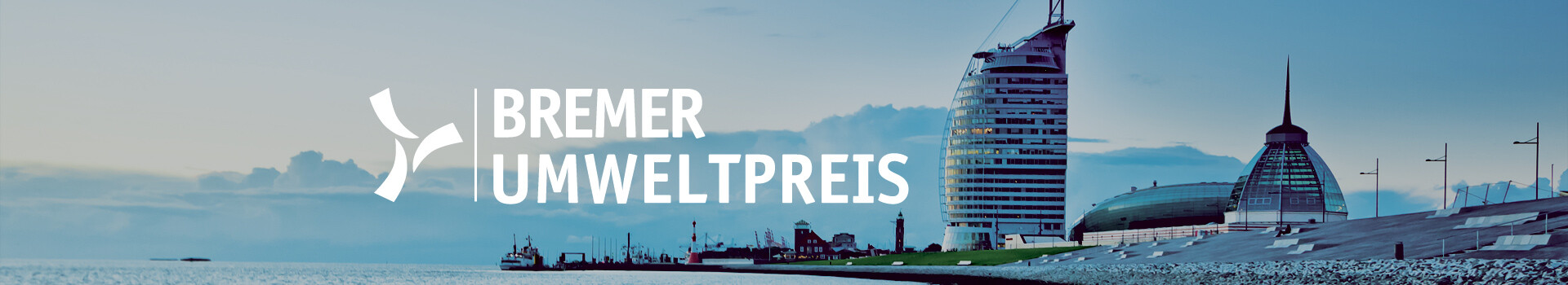 Panorama von Bremerhaven mit ATLANTIC Hotel Sail City und Weserdeich bei Dämmerung, Logo des Bremer Umweltpreises eingeblendet.