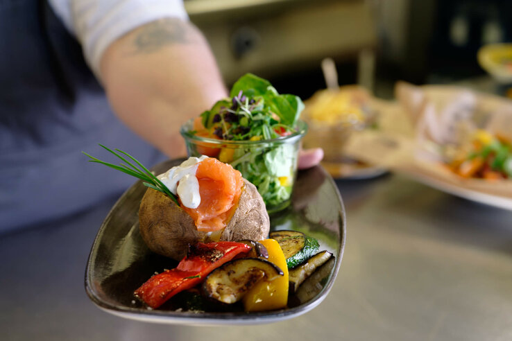 Gourmetgericht mit Ofenkartoffel, Lachs, Gemüse und Salat im ATLANTIC Hotel Universum Bremen.
