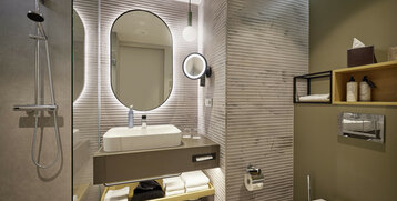 Bathroom with mirror in the room of the ATLANTIC Hotel Frankfurt
