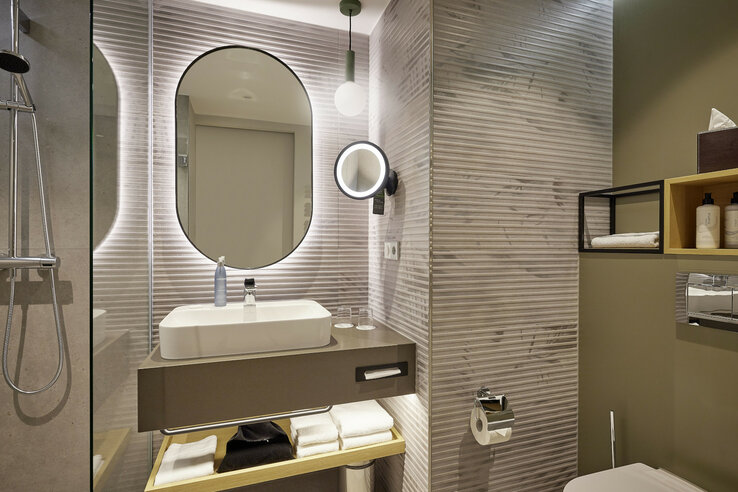 Bathroom with mirror in the room of the ATLANTIC Hotel Frankfurt