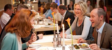 Gäste im Restaurant PIER 16 des ATLANTIC Hotel Kiel