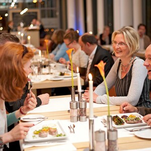 Gäste genießen ein Abendessen im stilvollen Restaurant des ATLANTIC Hotel Kiel.