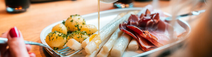 Leckerer Spargel, Petersilienkartoffeln und geräucherter Schinken im Restaurant CHALET