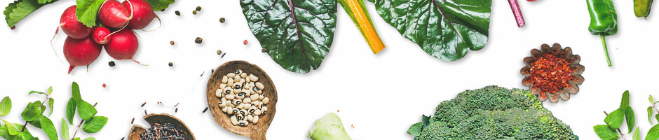 United Against Waste – ATLANTIC Hotels Frisches Gemüse und Gewürze auf weißem Hintergrund, darunter Radieschen, Mangold, Brokkoli und Kräuter.