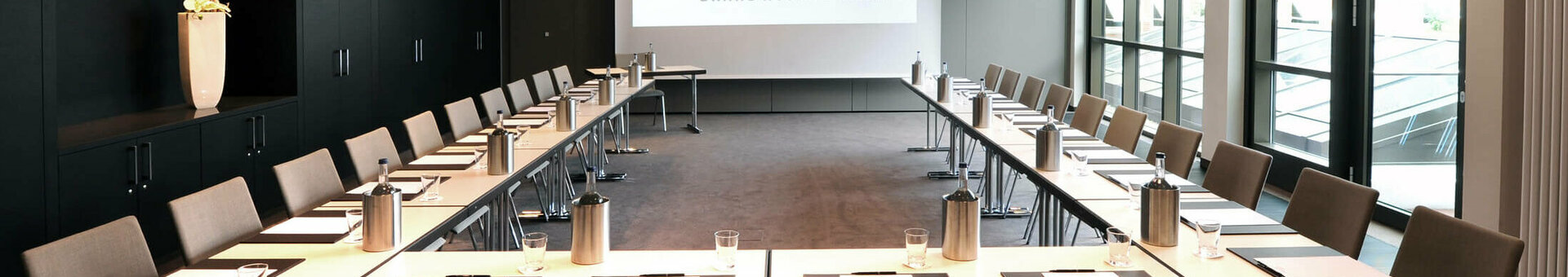 Modern conference room in the ATLANTIC Grand Hotel Bremen with U-shaped seating and daylight.