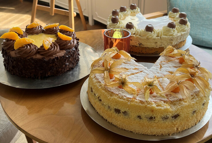 Three artfully decorated cakes on a table in the ATLANTIC Grand Hotel Travemünde.