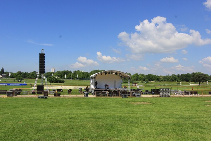 Bühne auf grüner Wiese vor blauen Himmel, vorbereitet für Event im ATLANTIC Hotel Galopprennbahn Bremen.