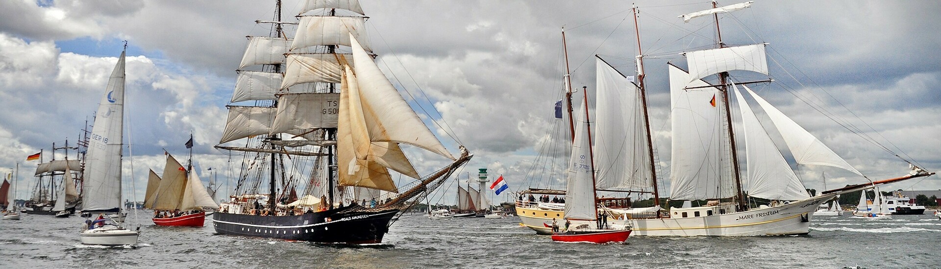 Boote auf dem Wasser während der Kieler Woche Segelschiffe auf der Kieler Förde unter bewölktem Himmel, maritimes Flair.