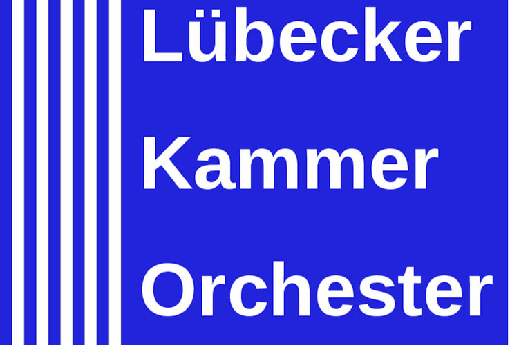 Blaues Logo mit weißem Text: "Lübecker Kammer Orchester", links weiße Streifen.