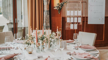 ATLANTIC Hotel Wilhelmshaven Wedding Table Setting Elegant wedding table at the ATLANTIC Hotel Wilhelmshaven decorated with flowers, candles and pink napkins.
