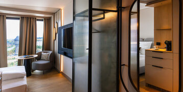 Mirror, coat rack and view from the Comfort single room.