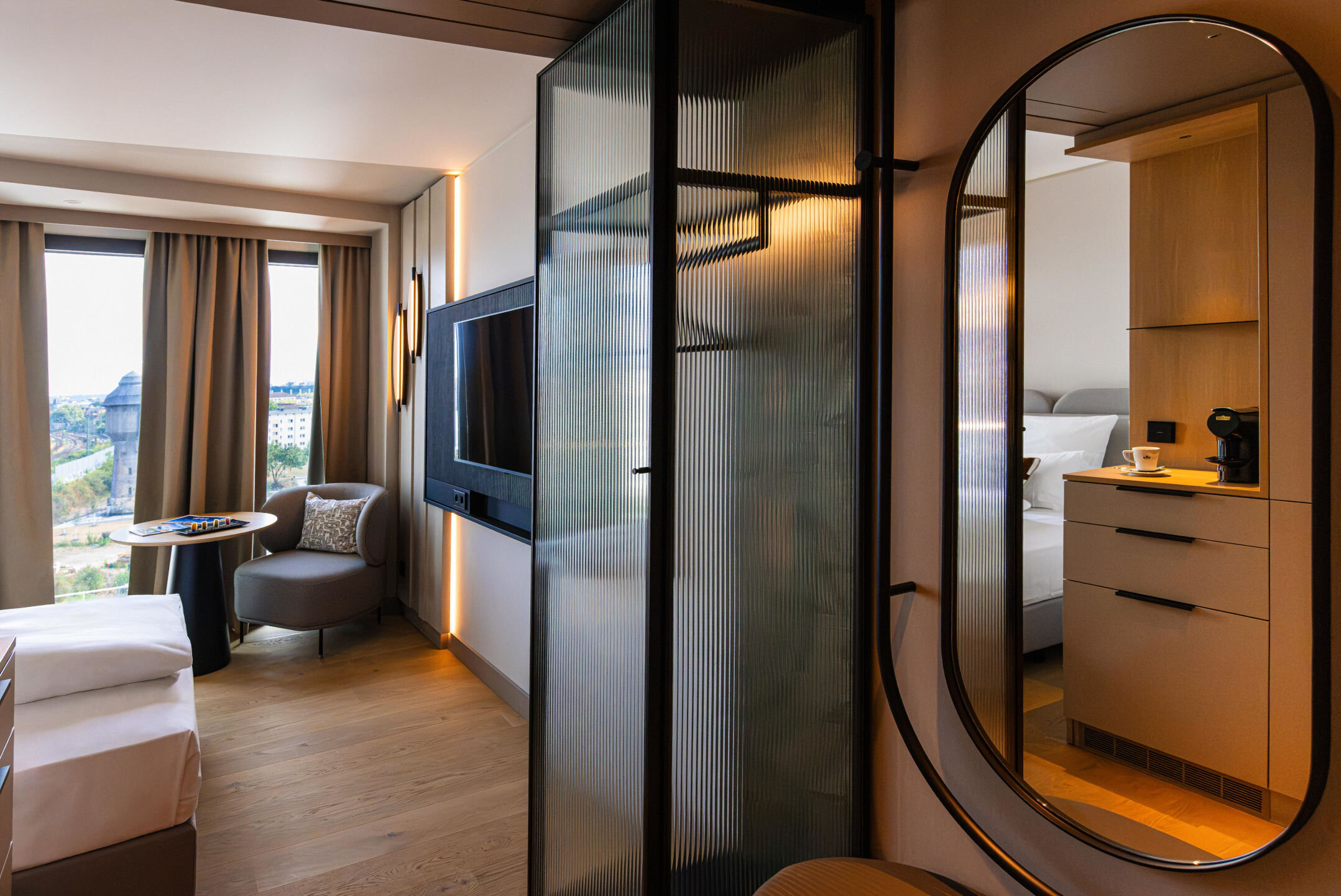 Spiegel und Garderobe sowie Ausblick im Comfort Einzelzimmer. 