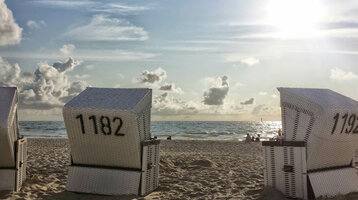 Strandkörbe am sonnigen Ostseestrand mit Blick aufs Meer beim ATLANTIC Grand Hotel Travemünde.
