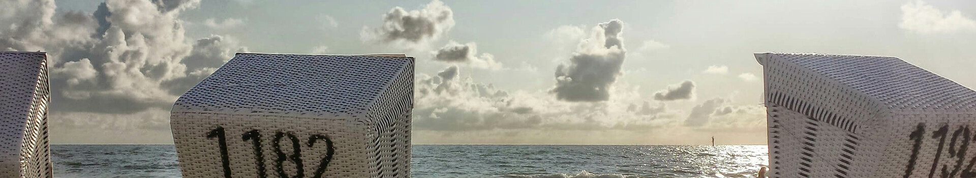 Short vacation to the ATLANTIC Grand Hotel Travemünde Beach chairs on the sunny Baltic Sea beach with a view of the sea at the ATLANTIC Grand Hotel Travemünde.