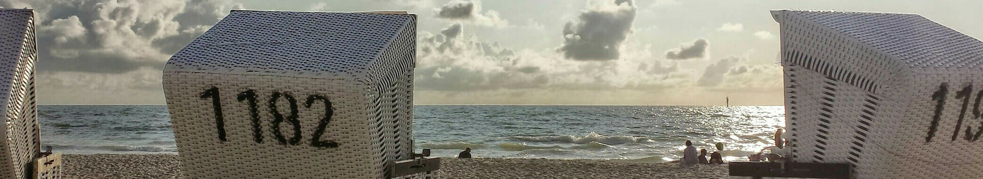 Kurzurlaub im ATLANTIC Grand Hotel Travemünde Strandkörbe am sonnigen Ostseestrand mit Blick aufs Meer beim ATLANTIC Grand Hotel Travemünde.