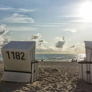Strandkörbe am sonnigen Ostseestrand mit Blick aufs Meer beim ATLANTIC Grand Hotel Travemünde.