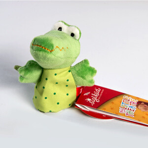 Fingerpuppe  Ein grünes Krokodil-Handpuppenspielzeug mit gepunktetem Körper und Etikett.