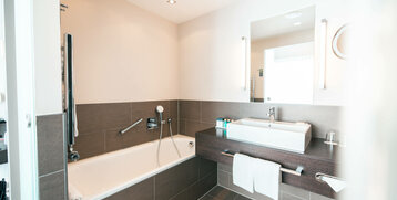 Badezimmer mit Wanne im Studio ATLANTIC Hotel Lübeck