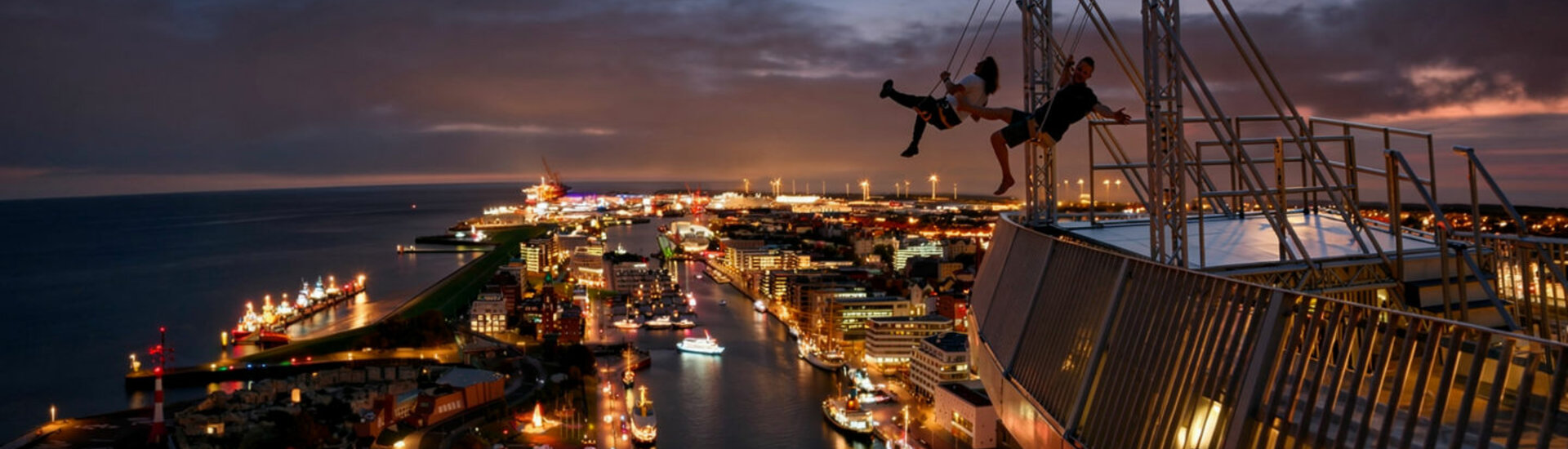 Zwei Personen die auf der High Swing auf dem ATLANTIC Hotel Sail City Schaukeln. KI Mockup