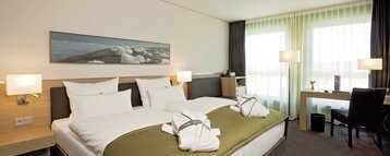 Innenansicht des Comfort Zimmer mit Doppelbett im ATLANTIC Hotel Kiel
