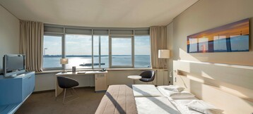 Innenansicht des Deluxe Zimmers mit Doppelbett im ATLANTIC Hotel SAIL City Bremerhaven