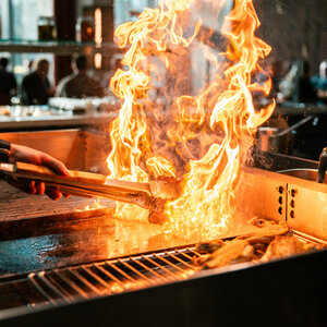 ATLANTIC Hotel Münster Grillroom  Flammen auf dem Grill im ATLANTIC Grillroom Münster