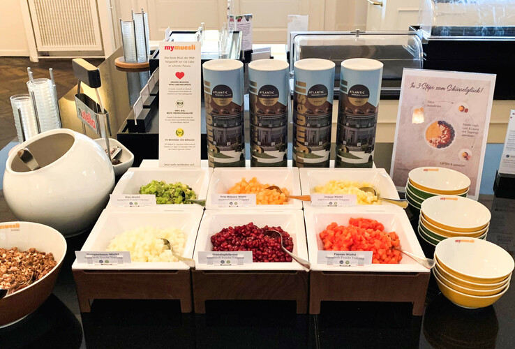 Müsli-Bar mit frischem Obst und Müsli-Auswahl im ATLANTIC Grand Hotel Travemünde.