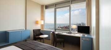 Innenansicht des Comfort Doppelzimmer Plus im ATLANTIC Hotel SAIL City Bremerhaven