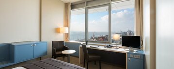 Innenansicht des Comfort Doppelzimmer Plus im ATLANTIC Hotel SAIL City Bremerhaven