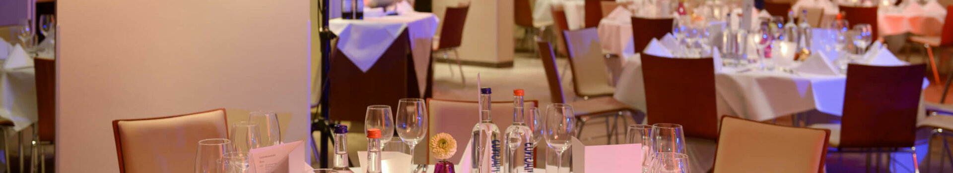 Elegantes Hotelrestaurant mit festlich gedeckten Tischen, weißen Tischdecken und sanfter Beleuchtung im ATLANTIC Hotel Sail City.