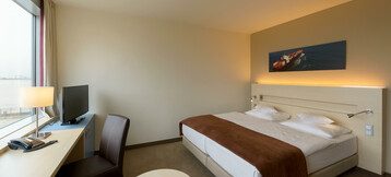 Innenansicht des Standard Zimmers des ATLANTIC Hotel SAIL City Bremerhaven