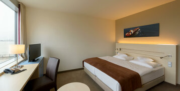 Interior view of a standard room in the ATLANTIC Hotel SAIL City Bremerhaven