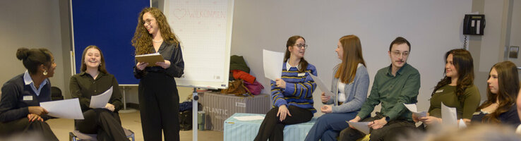 Die Auszubildenden sitzen bei der Planung des Azubitages in einem großen Stuhlkreis