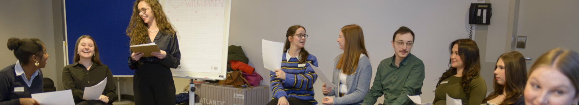 Die Auszubildenden sitzen bei der Planung des Azubitages in einem großen Stuhlkreis