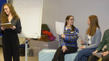 Die Auszubildenden sitzen bei der Planung des Azubitages in einem großen Stuhlkreis