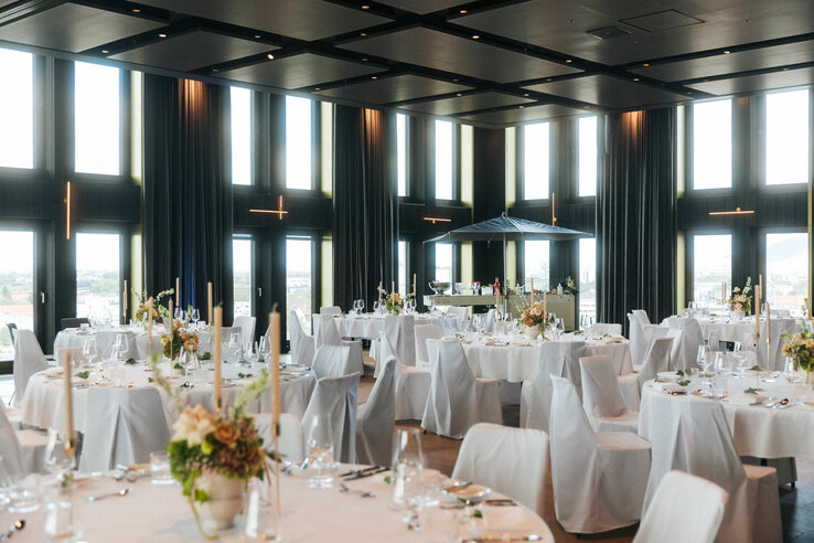 Eleganter Bankettsaal im ATLANTIC Hotel Heidelberg mit gedeckten Tischen und großen Fenstern.