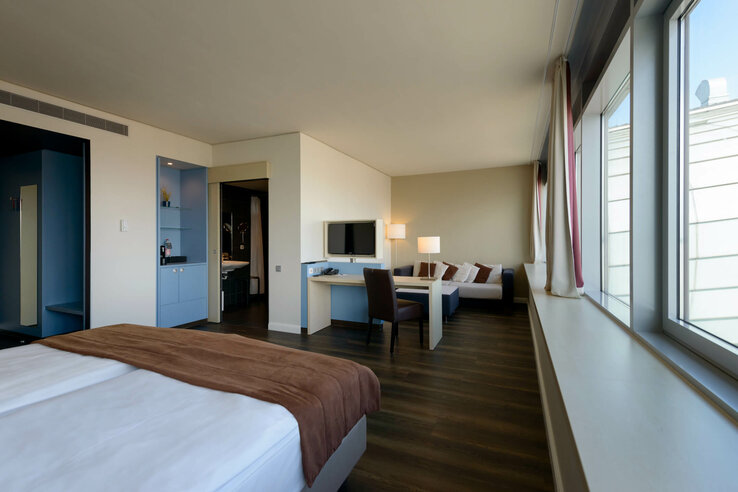 Friendly, bright barrier-free room at the ATLANTIC Hotel SAIL City