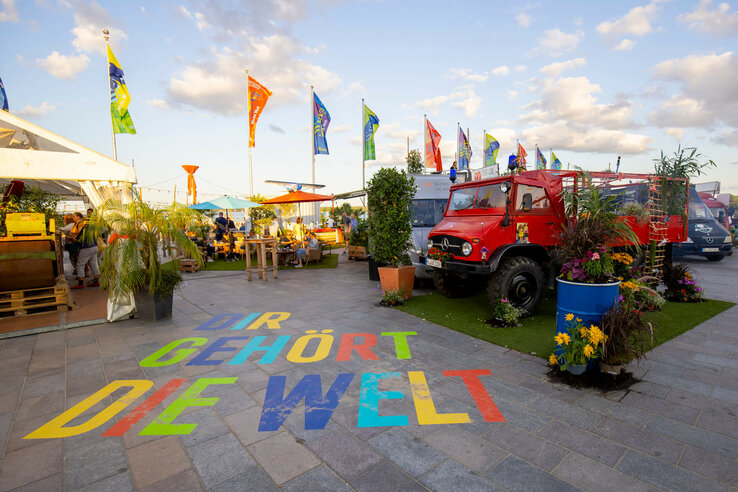 Bunter Aufdruck "Die Welt gehört dir" beim Weite Welt Festival Travemünde
