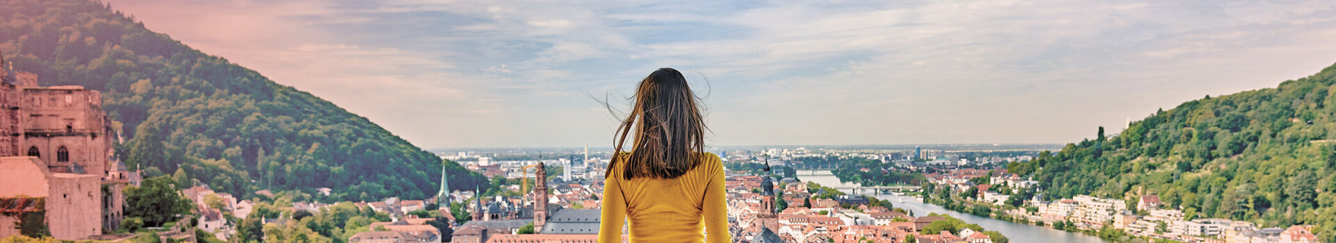 ATLANTIC Hotels Freizeitbroschüre Eine Frau steht an einem Aussichtspunkt mit Blick über Heidelberg