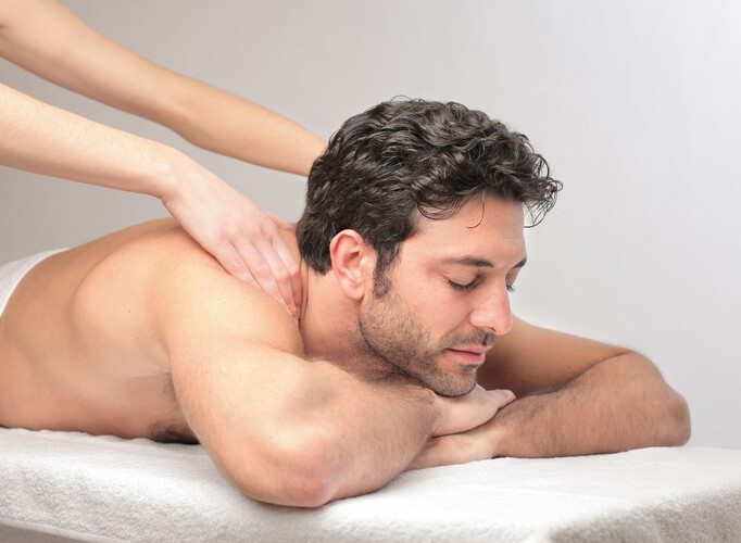 Mann während einer Massage im ATLANTIC Hotel Kiel