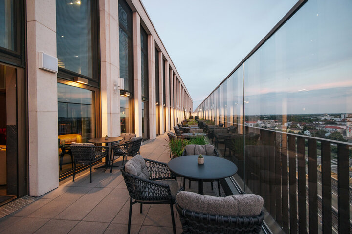 Die Außenterrasse mit Blick auf die Stadt bei Sonnenaufgang