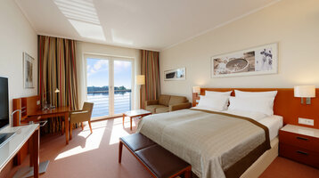 Superior Room with double bed and harbour view in the ATLANTIC Hotel Wilhelmshaven 