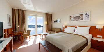 Superior Zimmer mit großem Bett und Flatscreen TV im ATLANTIC Hotel Wilhelmshaven