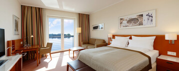 Superior Zimmer mit großem Bett und Flatscreen TV im ATLANTIC Hotel Wilhelmshaven