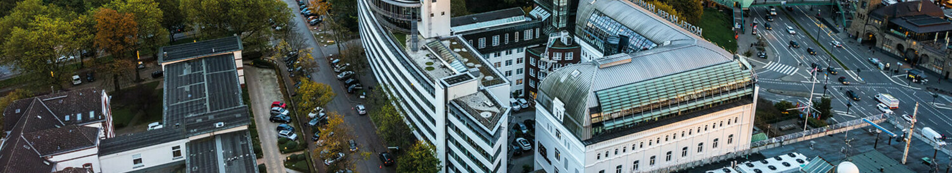Drohnenansicht vom Hotel Hafen Hamburg Hotel Hafen Hamburg - Außenansicht von oben