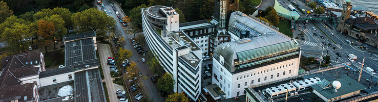 Drohnenansicht vom Hotel Hafen Hamburg Hotel Hafen Hamburg - Außenansicht von oben
