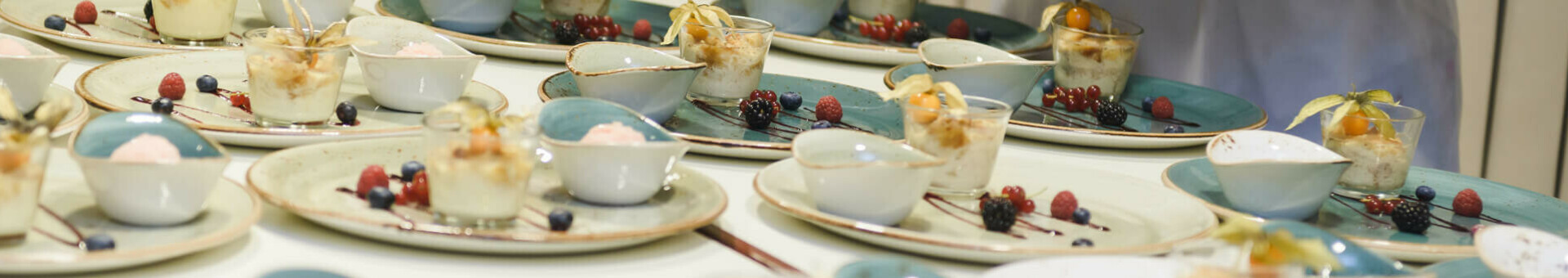 Elegante Dessertteller im ATLANTIC Hotel Sail City, Bremerhaven, mit Beeren und Sorbet kunstvoll angerichtet.